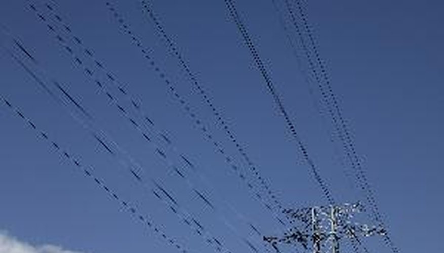 La potencia eléctrica de los aparatos eléctricos se expresa en vatios, si son de poca potencia, pero si son de mediana o gran potencia se expresa en kilovatios (kW) que equivale a 1000 vatios. Un kW equivale a 1,35984 caballos de vapor.