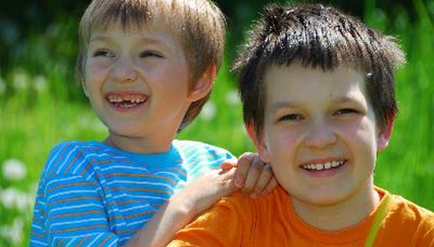 Enseña a tus hijos a apoyarse mutuamente conforme crecen.