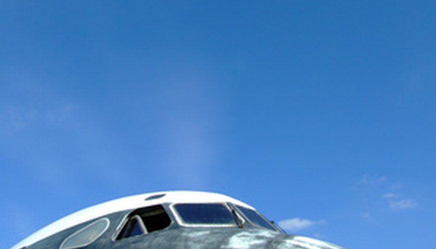 Por lo general hay tres tipos de clases de asientos en líneas aéreas comerciales.
