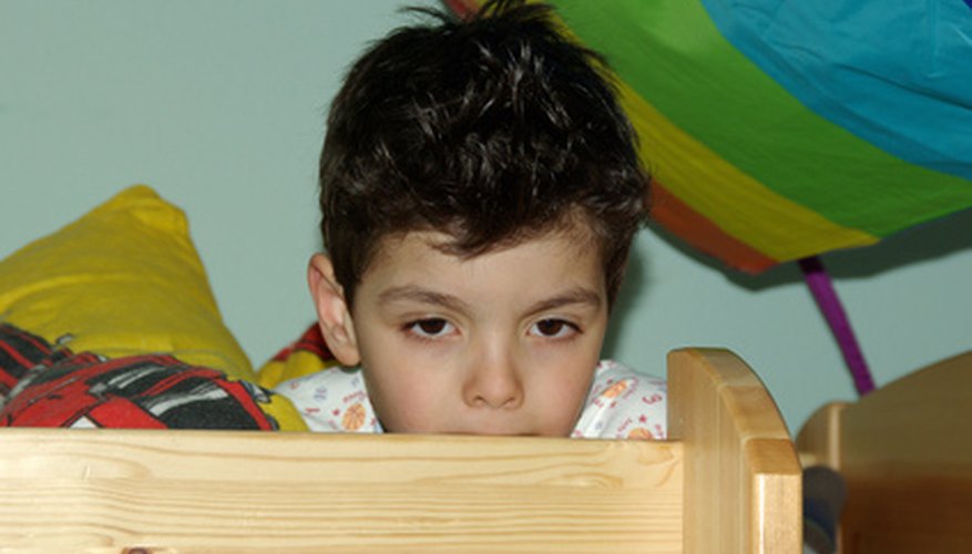 Un niño que sufre de trastornos de sueño se despierta periódicamente a lo largo de la noche.