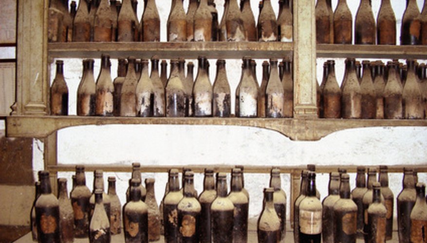 El gerente de un bar debe mantener un registro exacto de las cervezas, vinos y licores que se encuentran en el negocio.