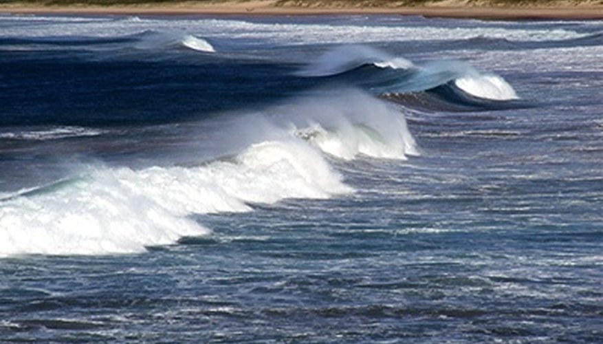 Waves crash on the shore Waves crash on the shore