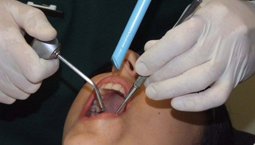 Un dentista cuida su salud bucal.