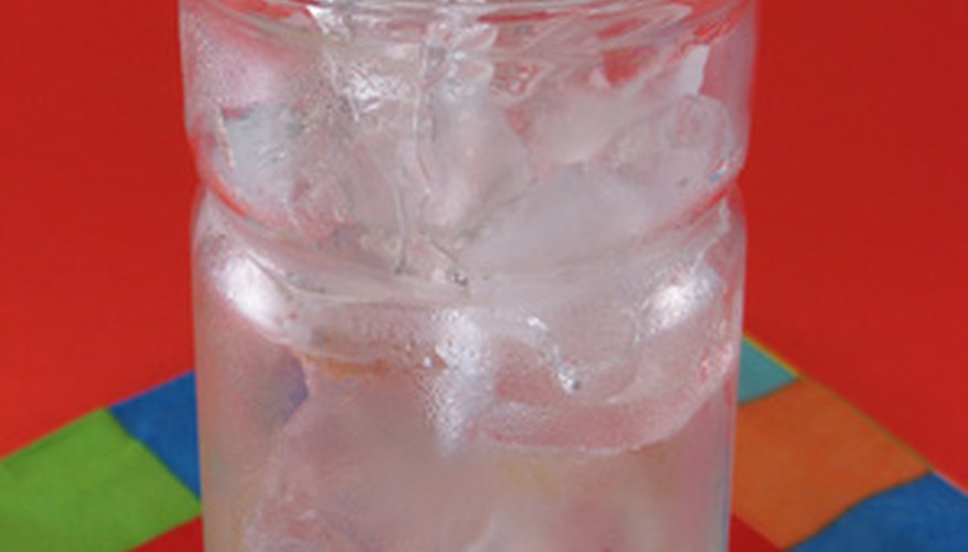 Los vasos de vidrio, plástico y espuma retienen la temperatura de manera distinta.