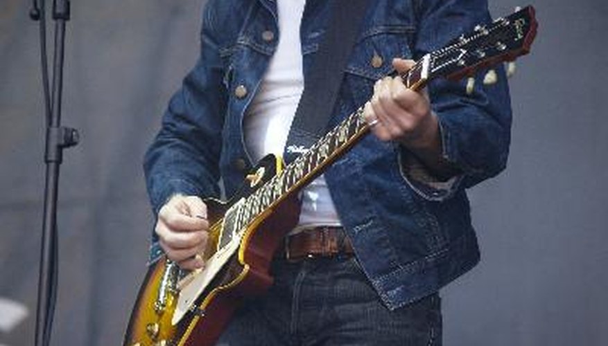 Con práctica, todos podemos tocar la guitarra.