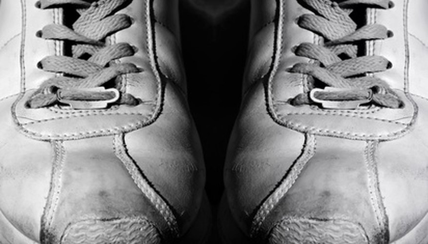 Las zapatillas de tenis están diseñadas y fabricadas con diversos materiales.