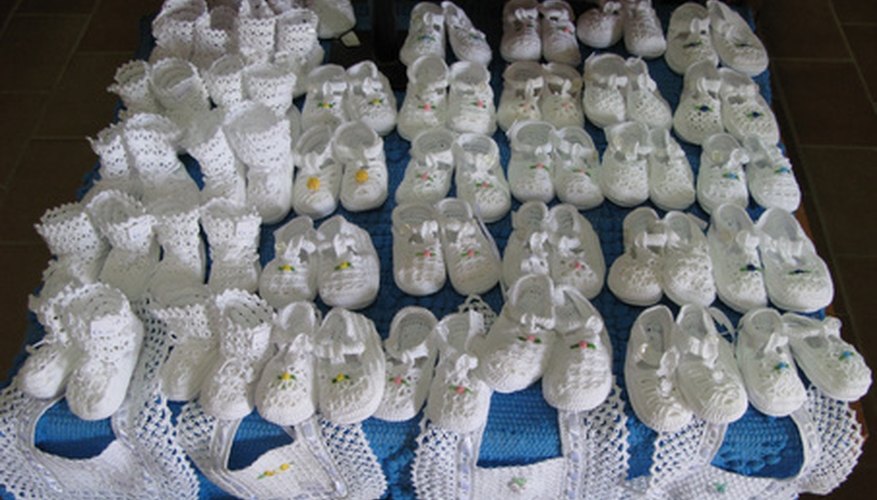 Los zapatitos de bebé a croché son un regalo rápido para los nuevos papás.