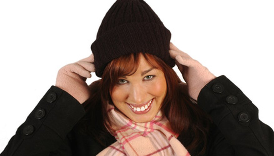 Atrae compradores de temporada con una exhibición creativa de tus gorros, guantes, bufandas y demás accesorios de invierno.