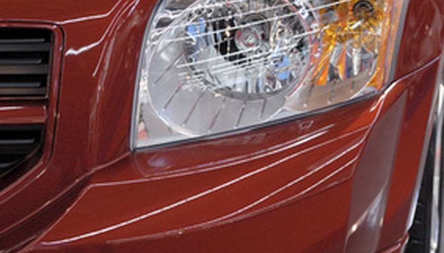 Usa pintura para retoques para reparar los rayones en tu auto.