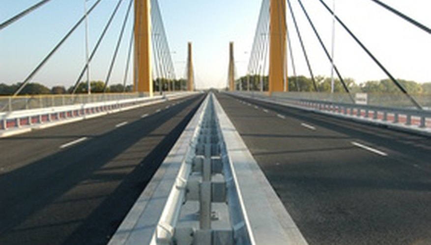 Un puente atirantado con cables visto desde el camino.