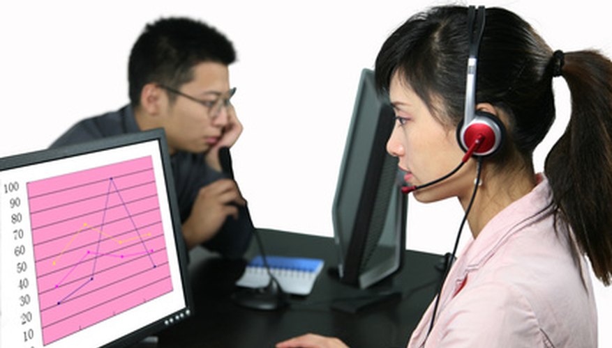 Un equipo de representantes del servicio de atención al cliente trabajando juntos para asistirlo.