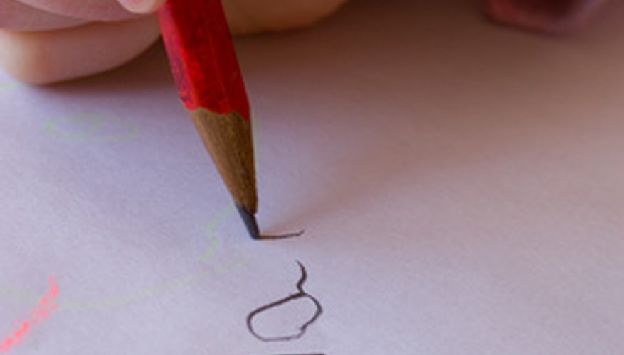 Los primeros pasos al enseñarle a los niños a escribir su nombre.