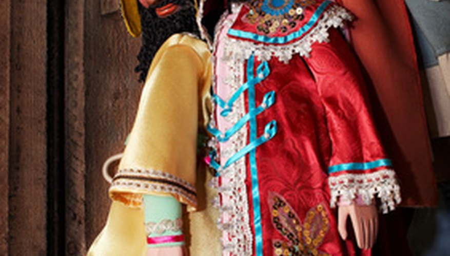Puedes crear los trajes para los muñecos tú mismo.