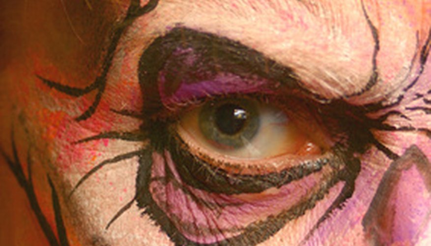 Añade heridas, moretones y cortes falsos antes de pintar tu cara.