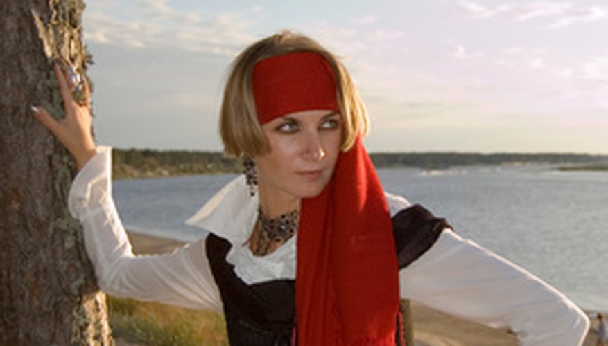 Los disfraces de pirata son fáciles de hacer y pueden lucir muy bien en fiestas de disfraces.
