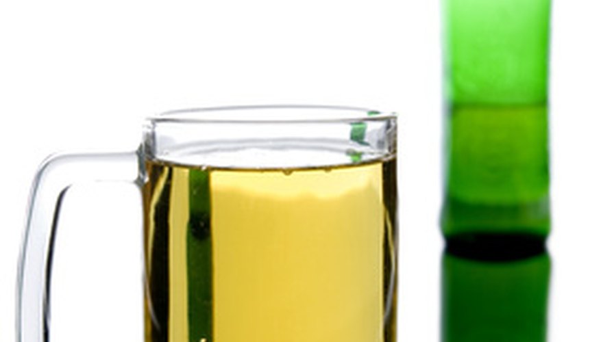 La cerveza de una botella verde es rubia.