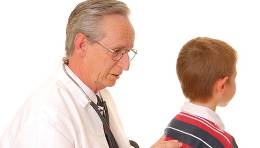 Un pediatra es un médico que se especializa en el cuidado y tratamiento de los lactantes y los niños.