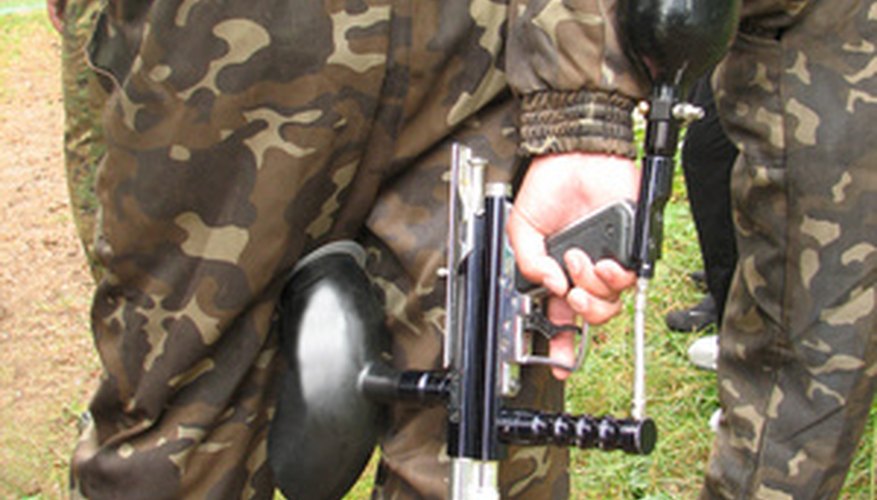 Un marcador paintball y su tanque.