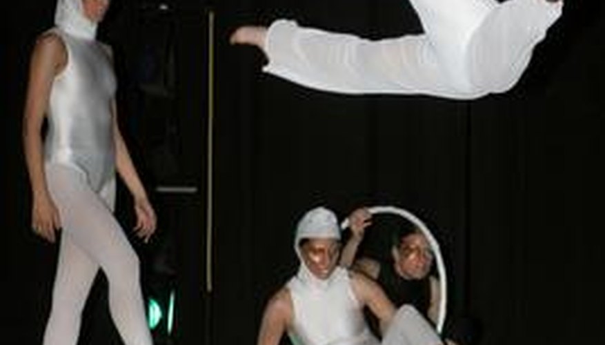Los bailarines interpretan una variedad de danzas diferentes, entre ellas: tap, jazz, ópera, musicales, videos y muchas más.