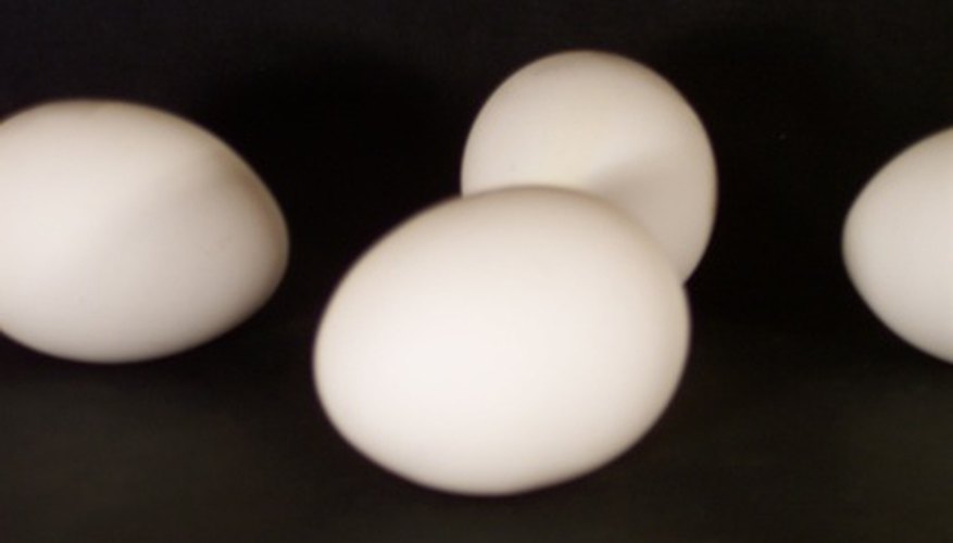 Soltar huevos desde varias alturas con paracaídas de papel mantiene a los niños entretenidos.