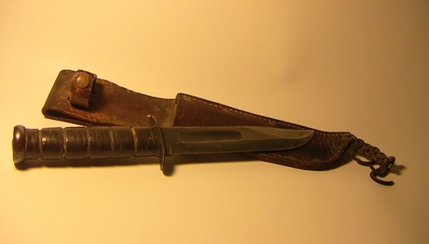 Los cuchillos de combate tales como el cuchillo de lucha y navaja multiuso tienen muescas llamadas canaletas a lo largo de la parte superior de la hoja de un filo.