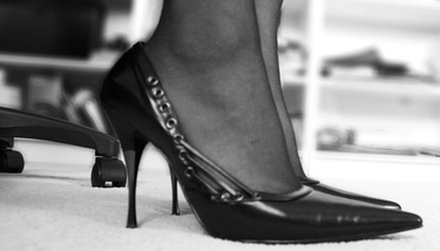 Los zapatos de tacón aguja tienen tacones finos y puntiagudos que pueden desgastarse rápidamente si no tienen tapas que los protejan.