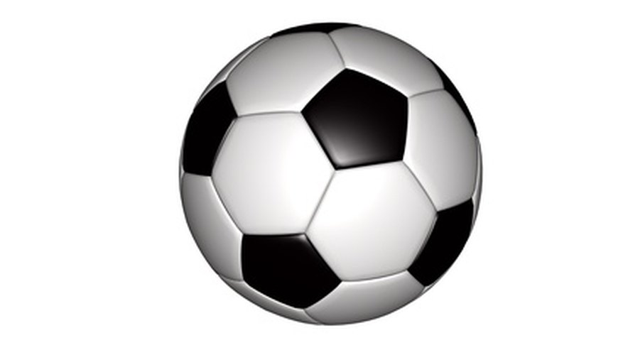 Patear un balón de fútbol revela la relación entre energía potencial y cinética.