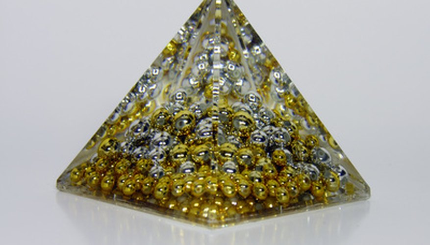Una pirámide triangular tiene un triángulo como su base.