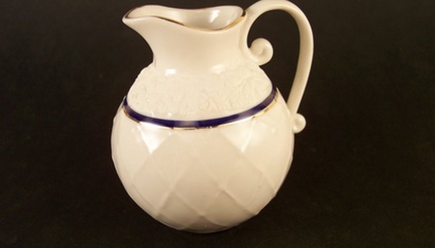 Photo Credit: oil container image by timur1970 from <a href='http://www.fotolia.com'>Fotolia.com</a> You can approximate a container's volume if it has a simple shape.