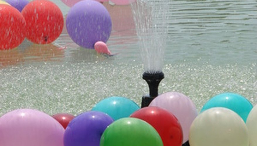 Los globos de agua divierten a niños y a adultos por igual.