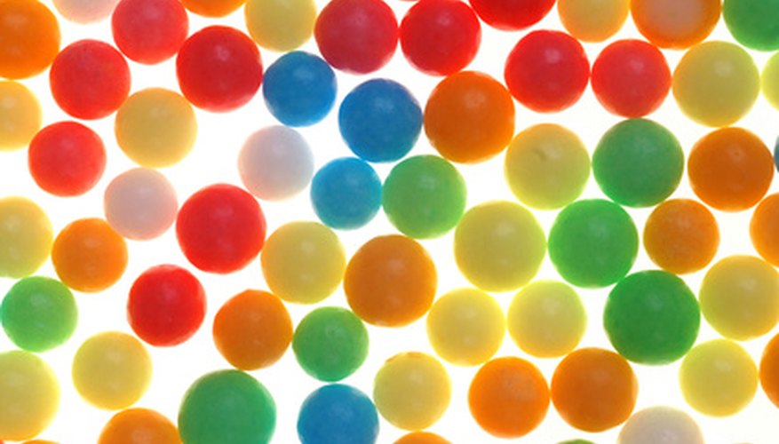Usa pequeños caramelos de colores para representar las diferentes partes de una célula en un modelo comestible.