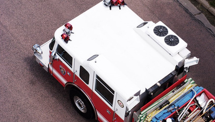 Los operadores de los centros de llamadas de emergencia despachan llamadas para la policía, los bomberos y los paramédicos.