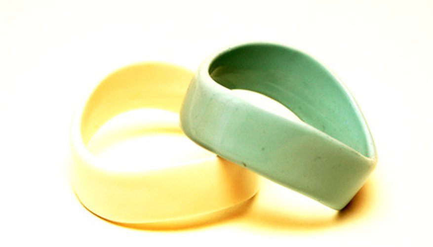 Pulseras de goma.
