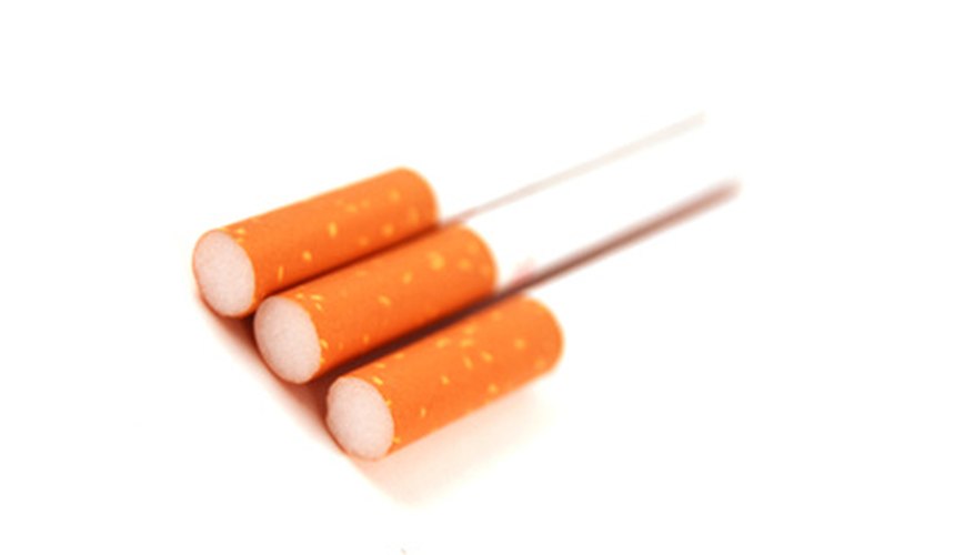 Enrolla tus propios cigarrillos a mano o utilizando una máquina para enrollar.