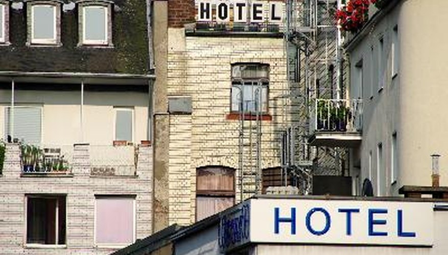 Los hoteles y restaurantes se agrupan en la industria conocida como la industria de la hospitalidad.