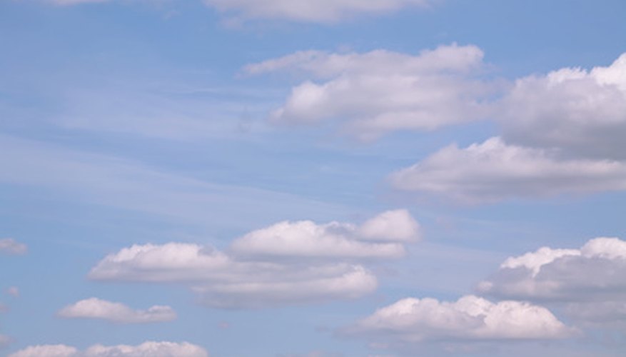 El dióxido de carbono es un gas triatómico presente en la atmósfera terrestre.