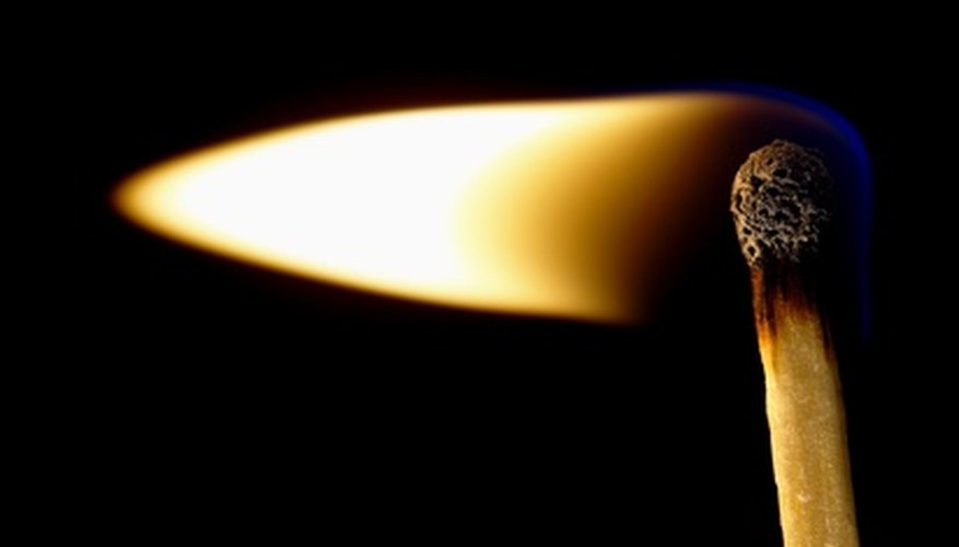 Un cerillo encendido transforma la energía química en energía de calor y luz.