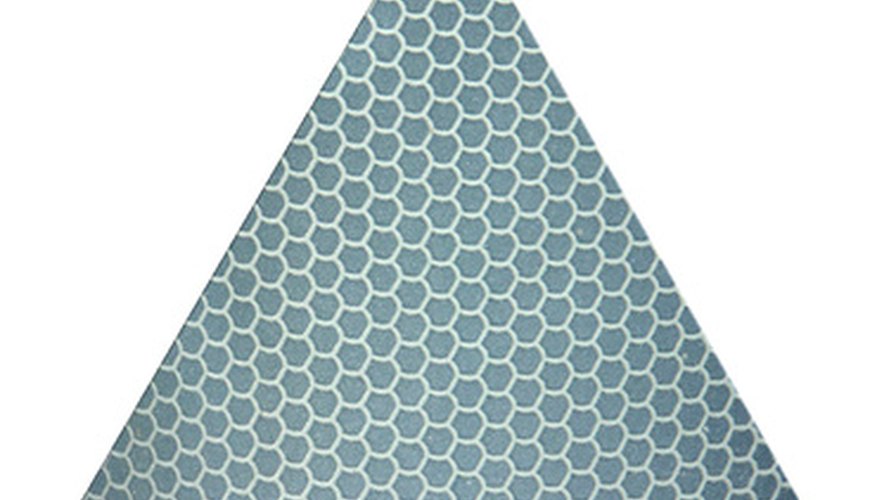 Hacer una pirámide triangular es muy simple si se tienen las herramientas correctas.