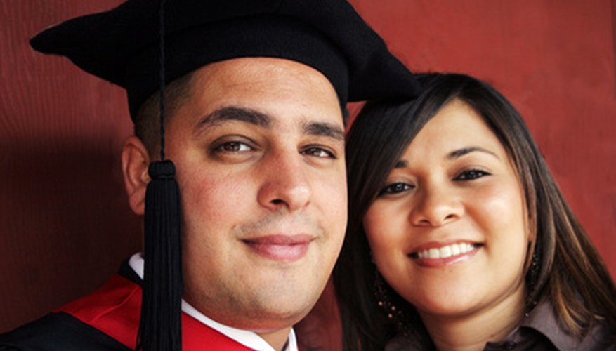 Algunas universidades ofrecen licenciaturas de ciencias y doctorados (B.S y Ph.D.).