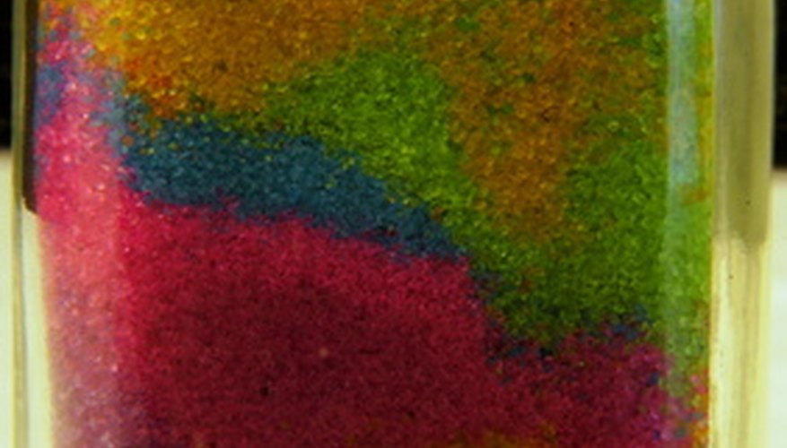 Llena una botella con arena de colores.