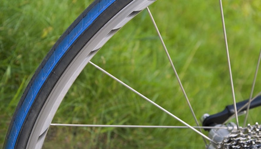 Los rayos ampliamente espaciados de una bicicleta se encuentran normalmente en las ruedas de una bicicleta de carretera.