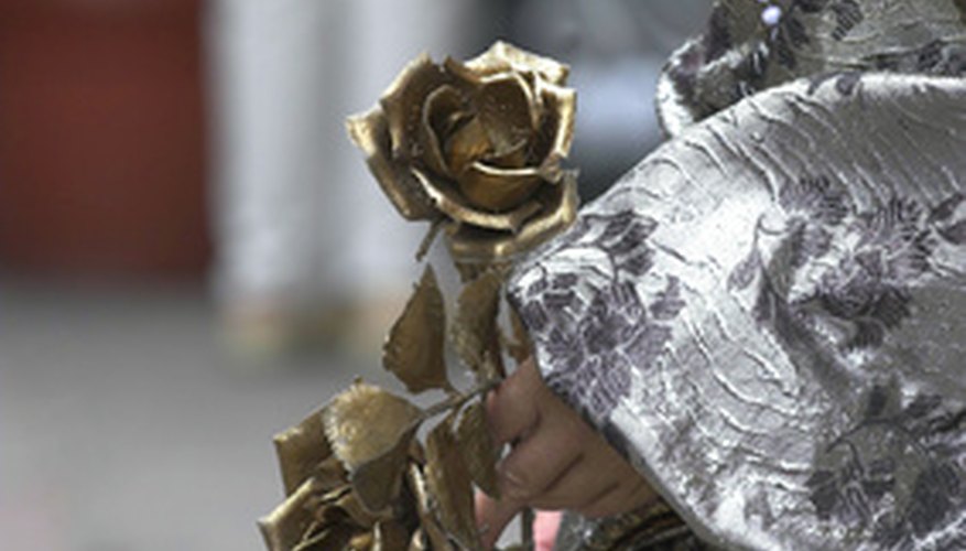 Las rosas bañadas en oro son una lujosa adición al arte de obsequiar flores.