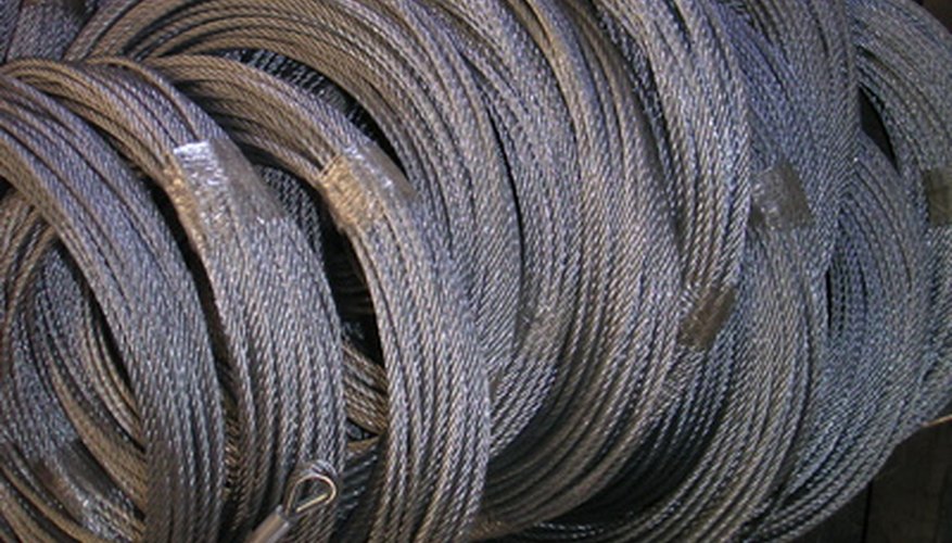 Los cables eléctricos transmiten energía eléctrica.