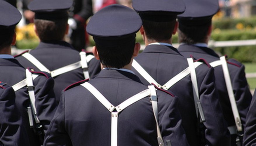 Las academias de policía enseñan habilidades necesarias para la aplicación de la ley.