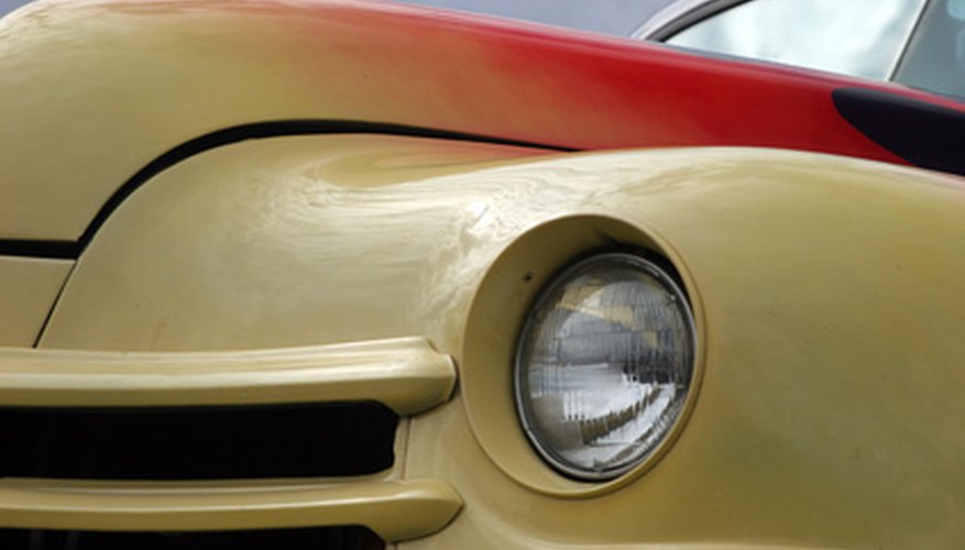 Crea trabajos personalizaos de pintura de automóviles con un aerógrafo.