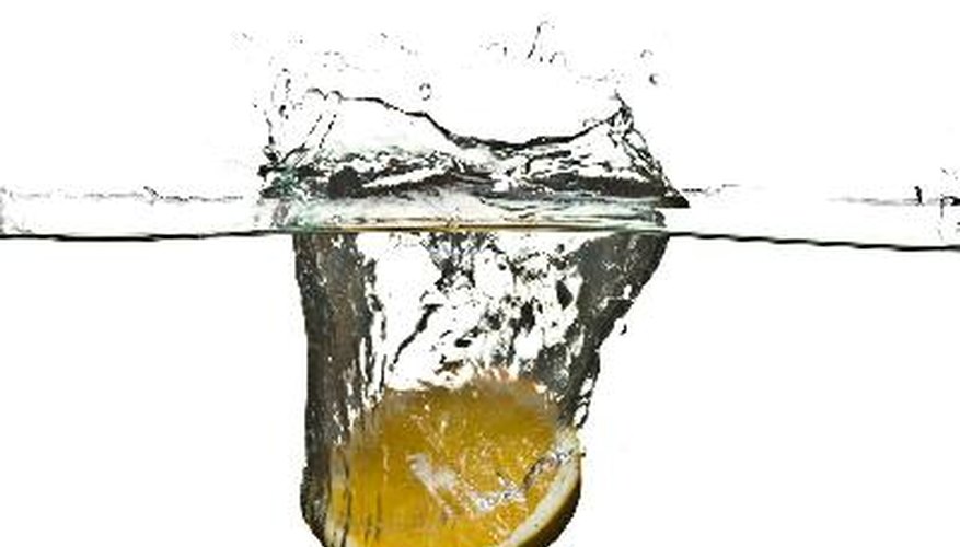 El agua de mar tiene altos niveles de sal y minerales, demasiado altos para el consumo humano.