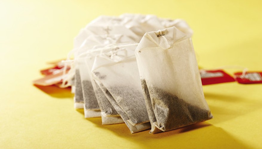 Puedes usar bolsas de té para darle al papel normal una apariencia antigua.