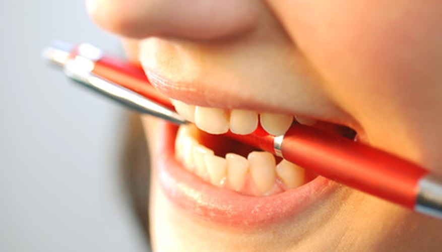 Photo Credit: teeth image by DXfoto.com from <a href='http://www.fotolia.com'>Fotolia.com</a> Teeth whitening experiments are good science projects.