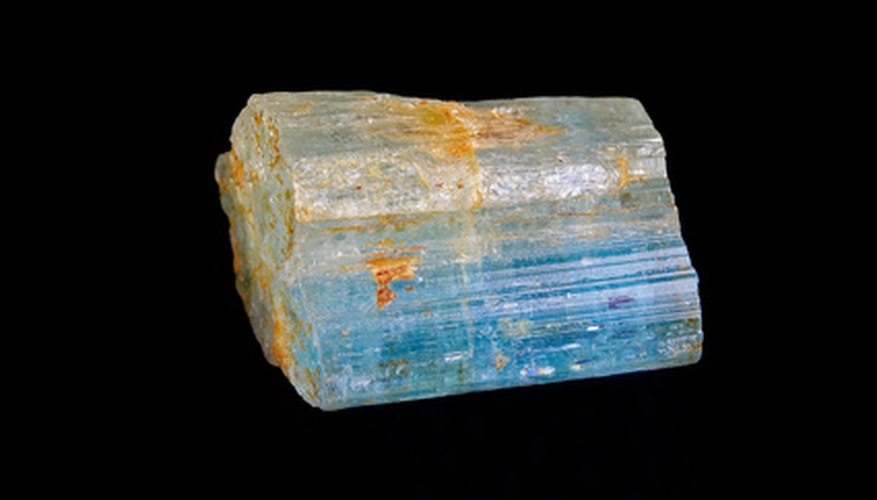 Cristal de aguamarina natural.