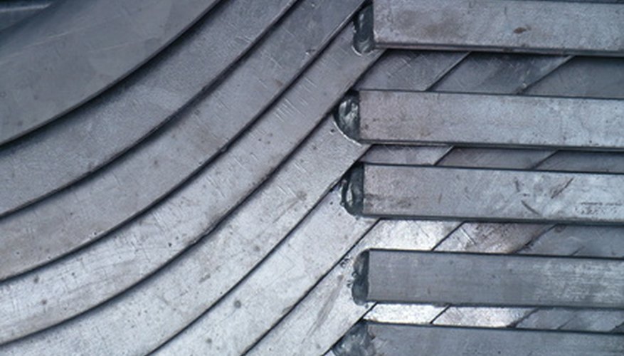 El aluminio es un metal liviano de color plateado o gris mate.